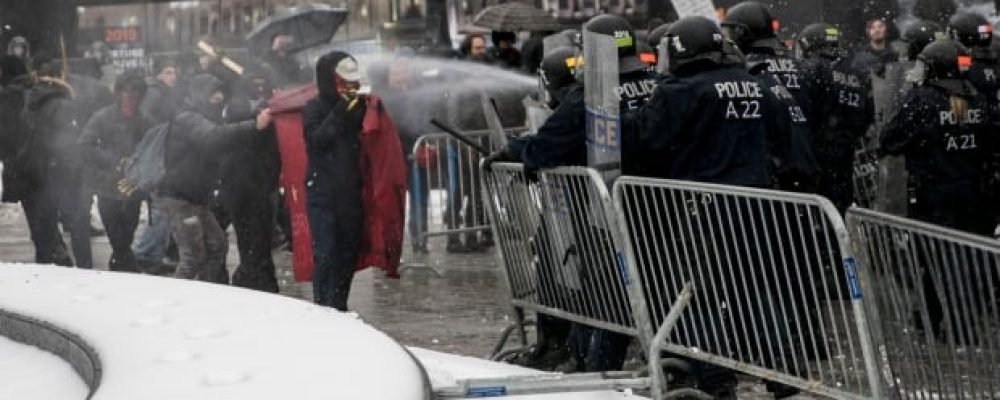 Полиция перешла в наступление.