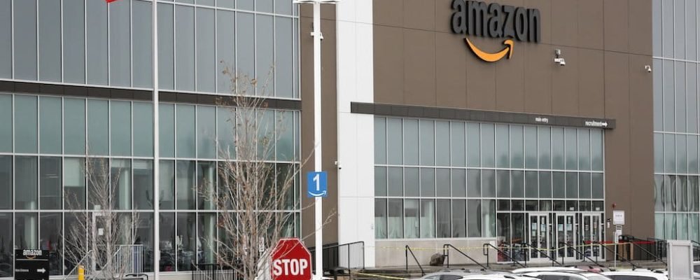 AMAZON CANADA ЗАКРЫВАЕТ СВОИ СКЛАДЫ В КВЕБЕКЕ.