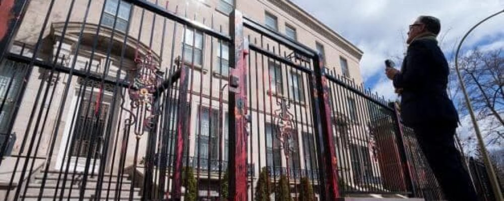 Недипломатичное поведение.