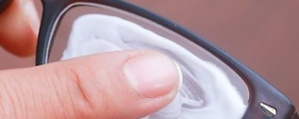 Убираем царапины на очках.