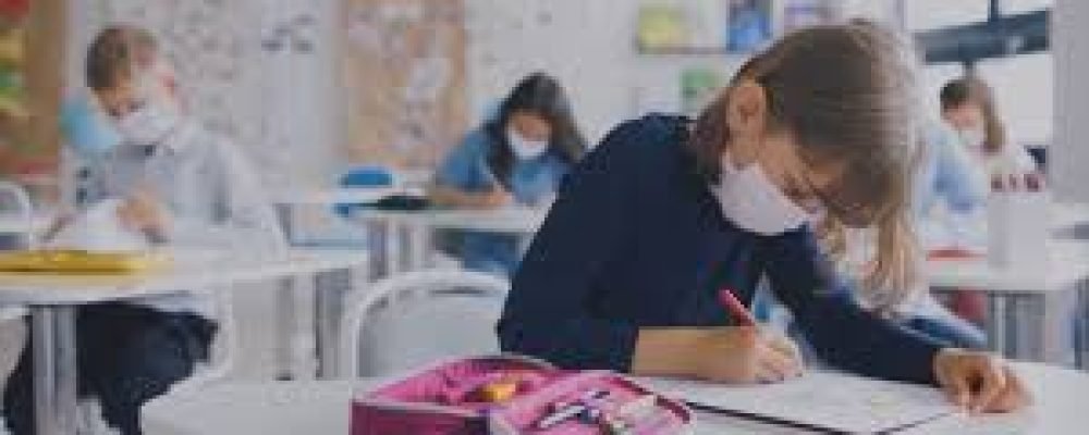 Дети в масках.