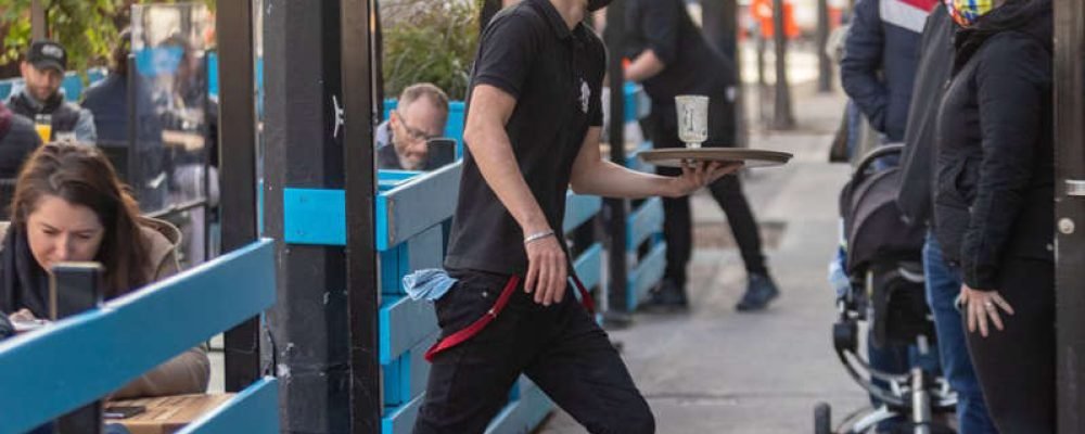 Красный уходит.