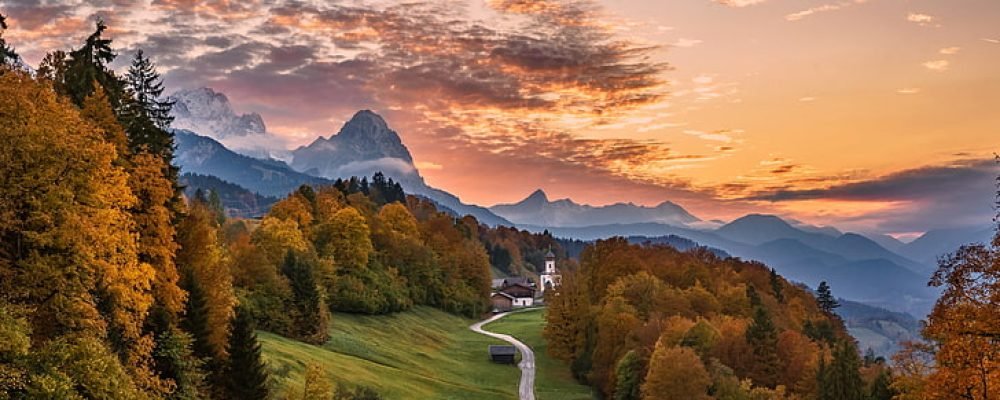 Бежит в репейниках дорога