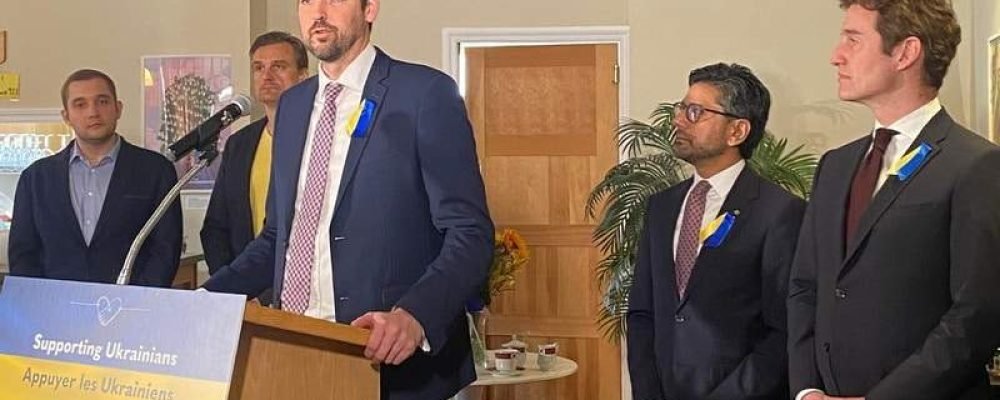 Двери остаются открытыми.