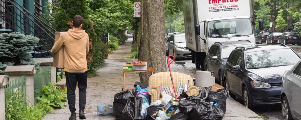 Остаться на улице.