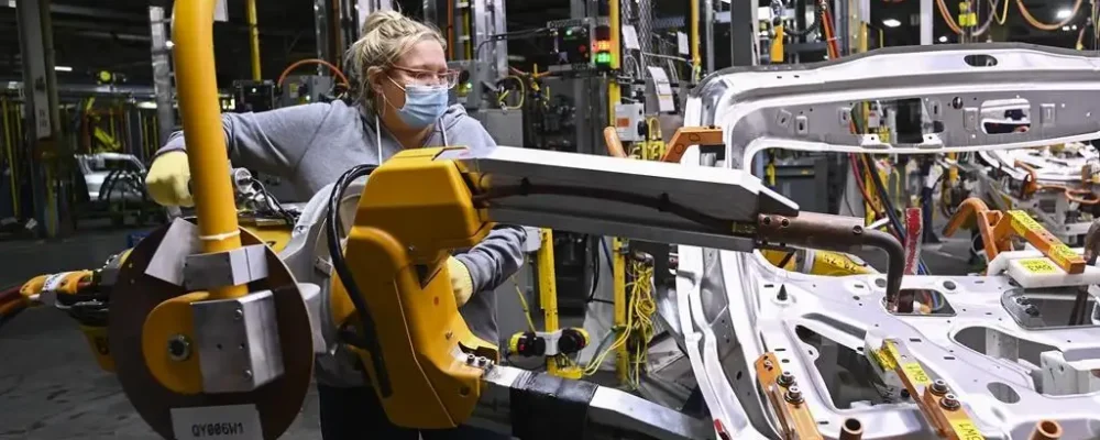 ВИРОБЛЯТИ АВТОМОБІЛІ В КАНАДІ.