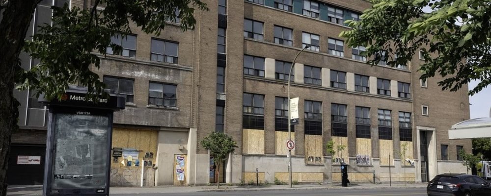 В ТО ВРЕМЯ, КОГДА НЕ ХВАТАЕТ ЖИЛЬЯ.