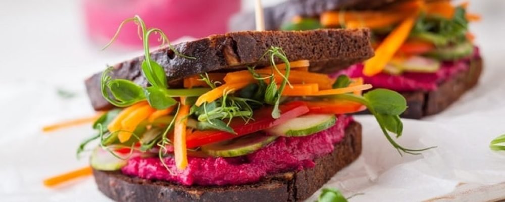 Сэндвичи со свекольным гумусом