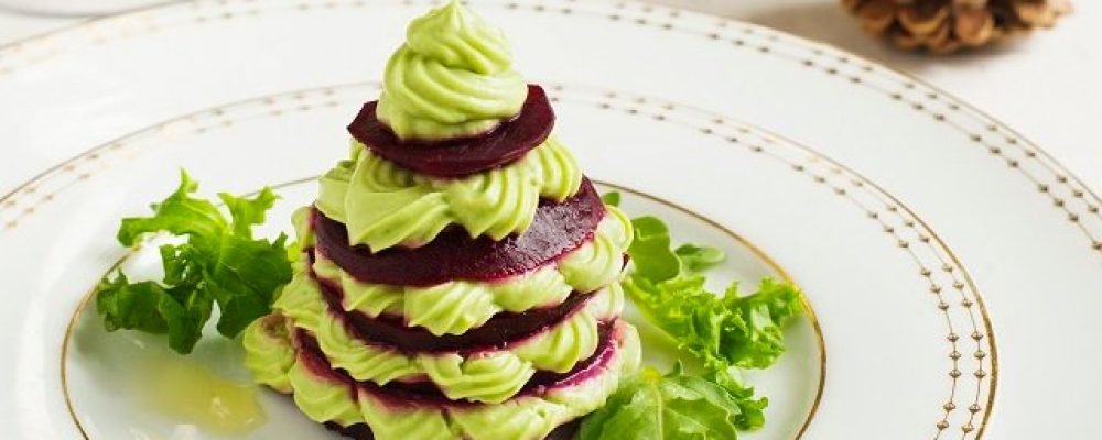 Мильфей из свёклы и авокадо.