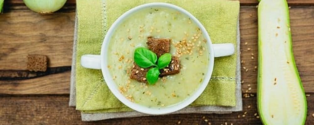 Суп-пюре из кабачков с кунжутом.