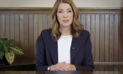 ПРЕМ'ЄР АЛЬБЕРТИ ОГОЛОШУЄ РЕФЕРЕНДУМ З ПИТАННЯ ІМІГРАЦІЇ.