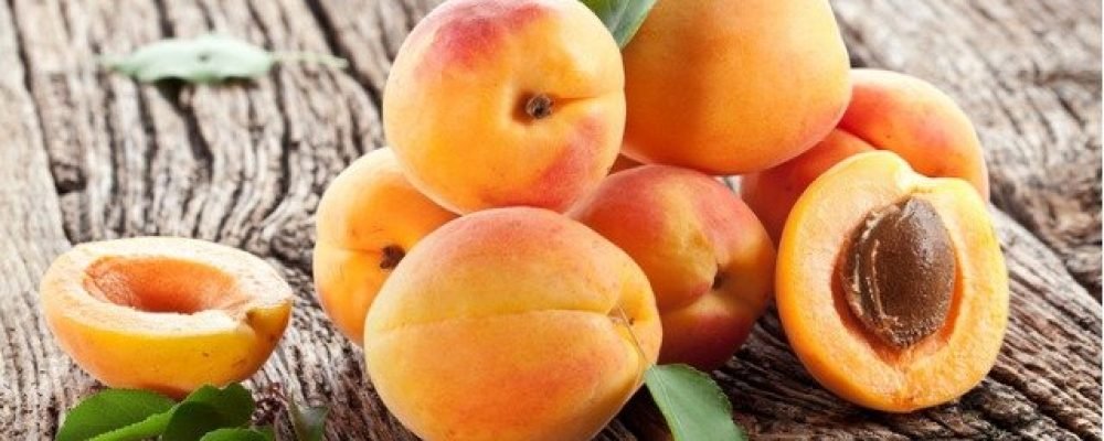 Выбираем абрикосы.