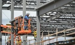 МЕНШЕ КАНАДЦІВ ШУКАЮТЬ РОБОТУ.