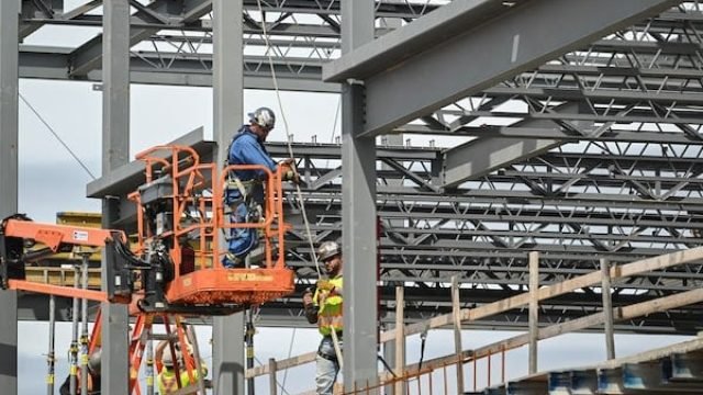 МЕНШЕ КАНАДЦІВ ШУКАЮТЬ РОБОТУ.