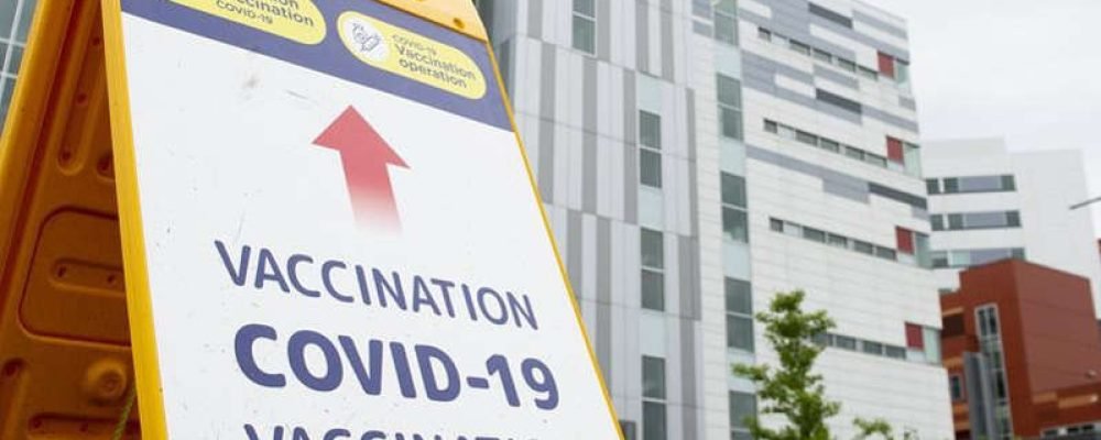 «Жить с вирусом».