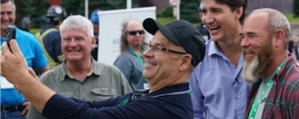 ОТКАЗАЛСЯ ОТ РУКОПОЖАТИЯ.