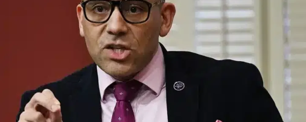 КАНДИДАТІВ МЕНШАЄ.