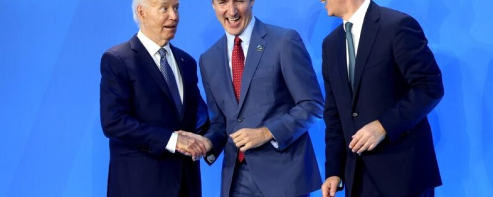 НА ПОЛЯХ САММИТА НАТО.