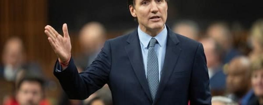 МІНІСТРИ ТІКАЮТЬ З УРЯДУ.