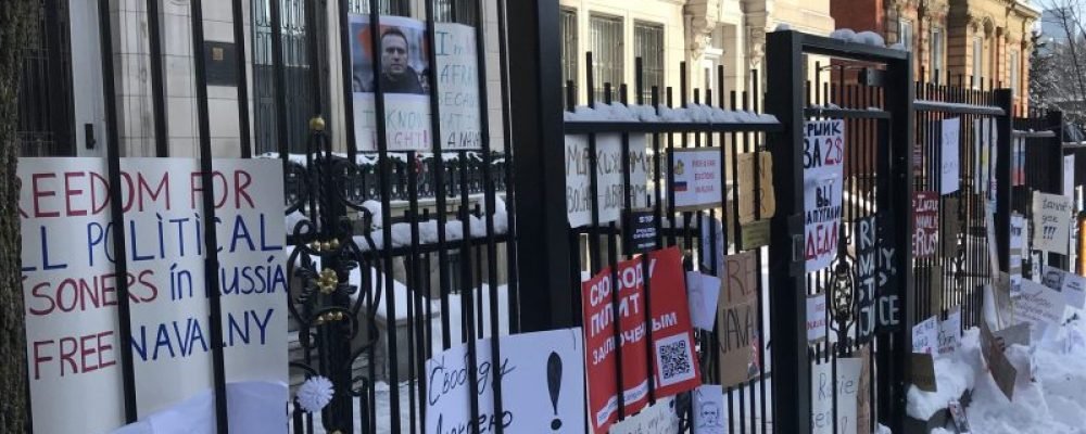 Митинг у консульства России в Монреале в знак поддержки Алексея Навального