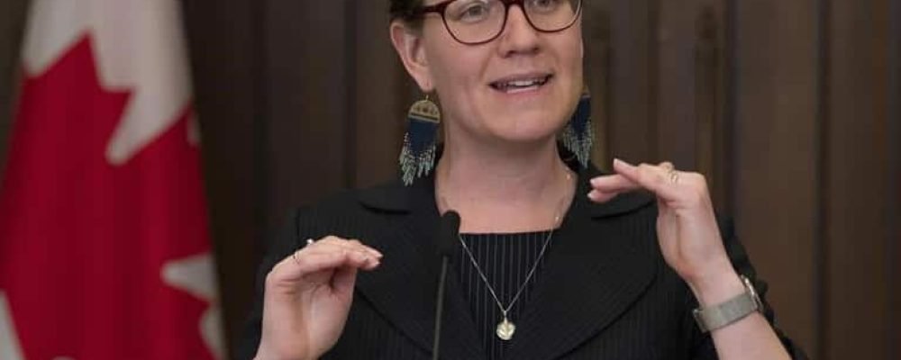 В очереди за паспортом.