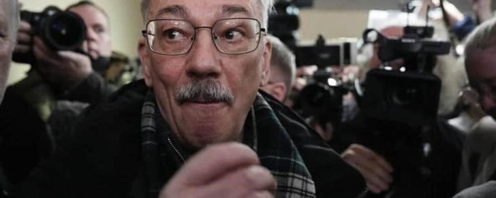 Винний у «неодноразовій дискредитації».