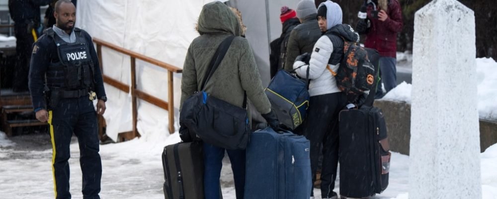 Квебек отказывается от беженцев.