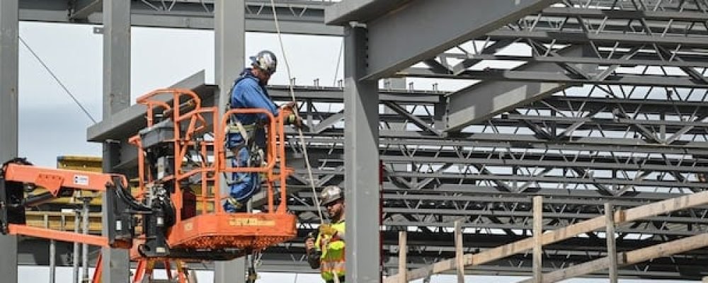 МЕНШЕ КАНАДЦІВ ШУКАЮТЬ РОБОТУ.