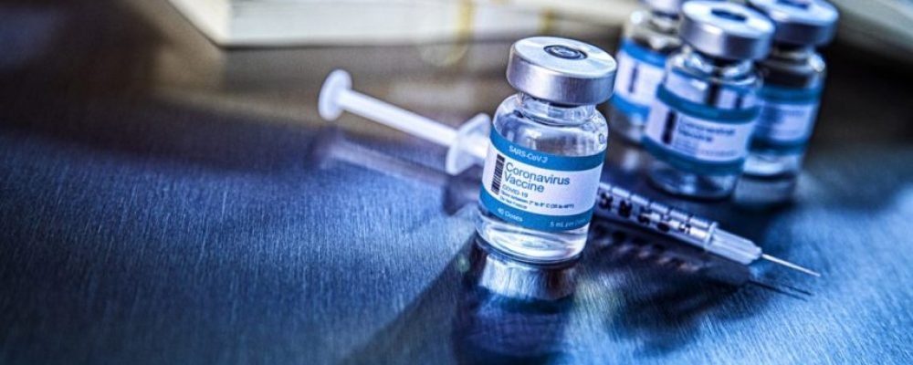 Новая вакцина, старые протесты.