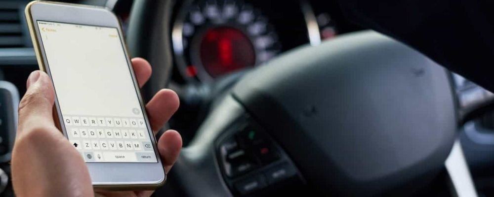 Пользование сотовым телефоном во время управления транспортным средством.