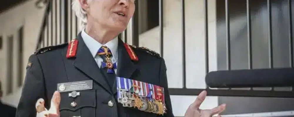 БОЛЬШЕ ВНИМАНИЯ АРМИИ.