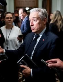 УРЯД ОБІЦЯЄ ПІДТРИМКУ.