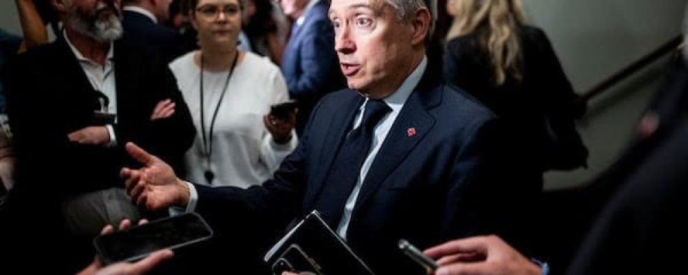 УРЯД ОБІЦЯЄ ПІДТРИМКУ.