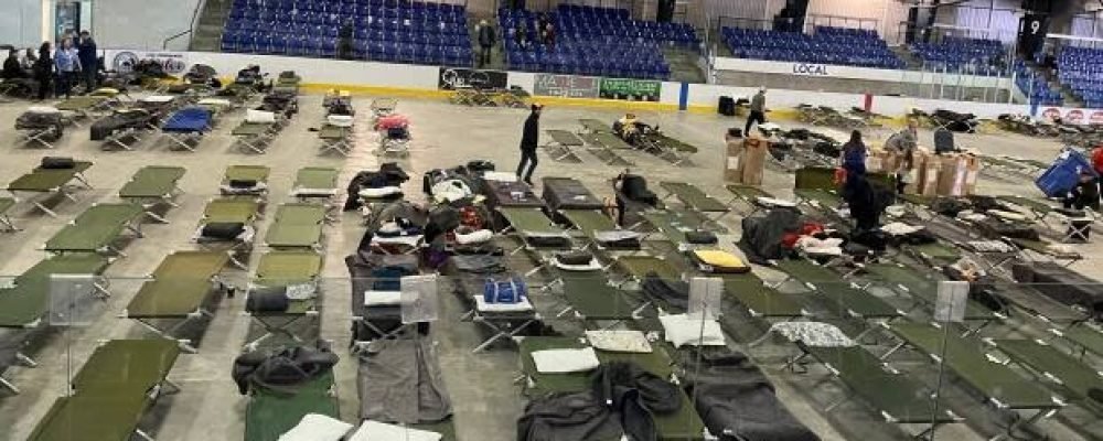 Люди тікають від диму пожеж.