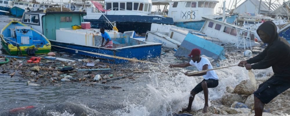 УРАГАН ЗАГРОЖУЄ КАНАДІ ШТОРМАМИ.