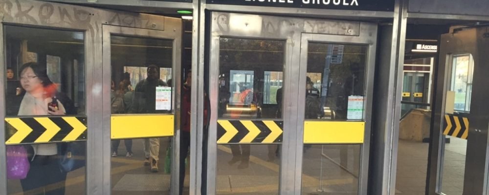 МЕТРО ЗУПИНИЛОСЬ.