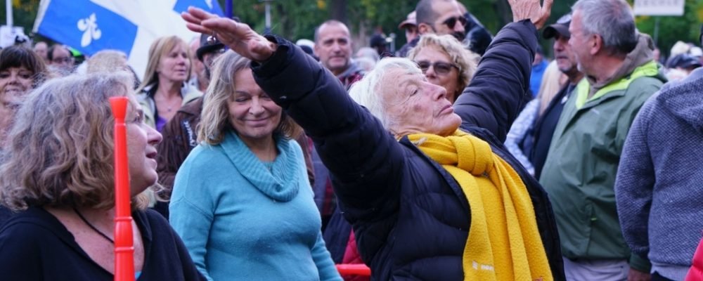 Одни болеют, другие протестуют