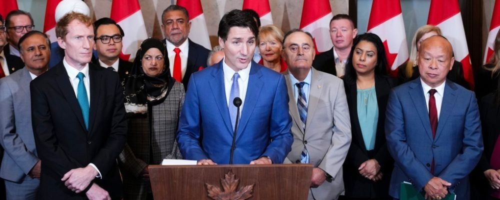 ЗАБАГАТО ІММІГРАНТІВ.