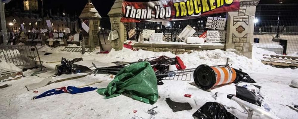 Демонстранты протестуют, Парламент голосует.