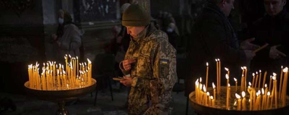 Украина держится.