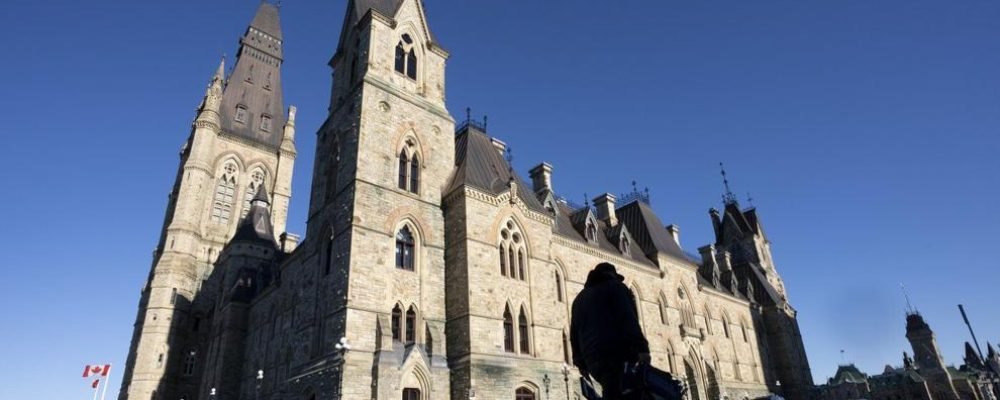 СКОРОЧЕННЯ У ФЕДЕРАЛЬНИХ СЛУЖБАХ.