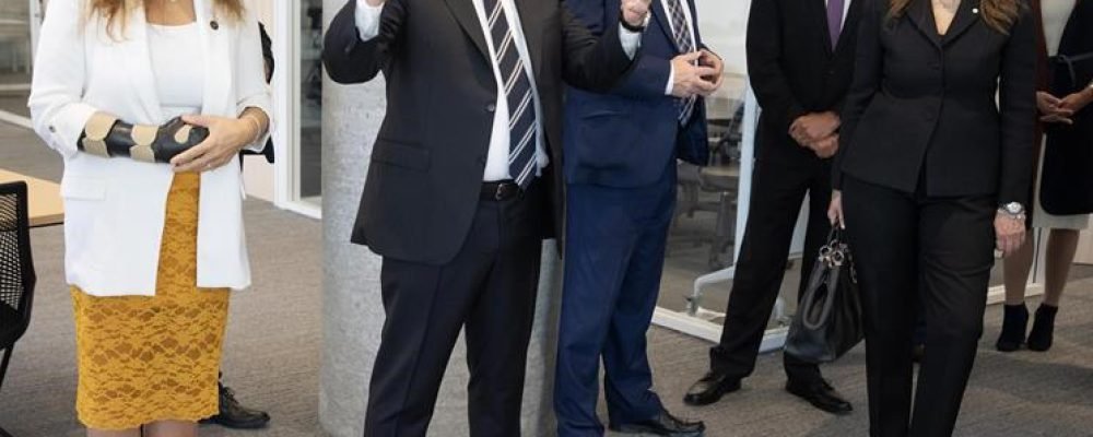 Непоколебим в упрямстве.