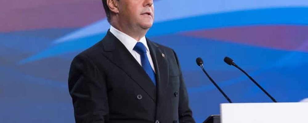 Медведев снова на арене.